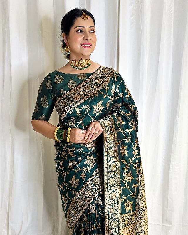 Elegant Dark Green Banarasi Silk Saree with Blouse Piece Soft & Traditional Wedding Wear