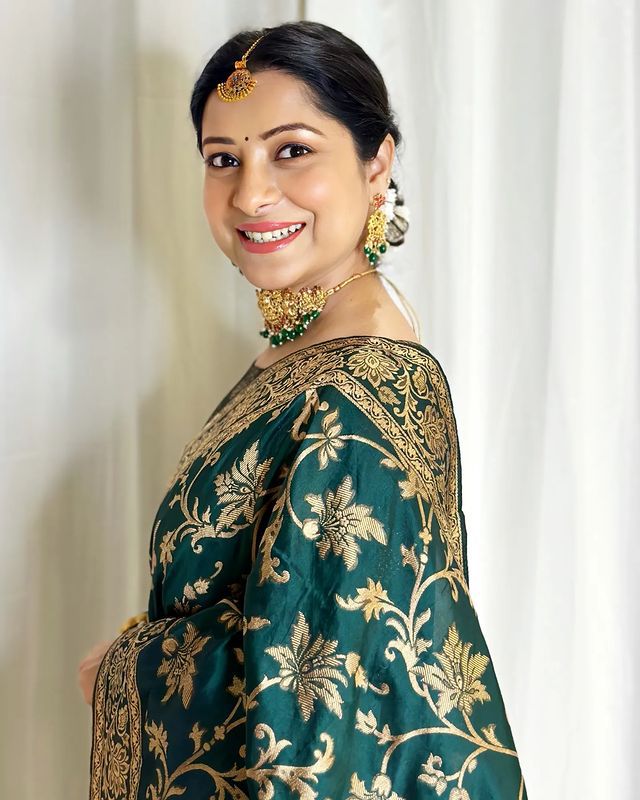 Elegant Dark Green Banarasi Silk Saree with Blouse Piece Soft & Traditional Wedding Wear